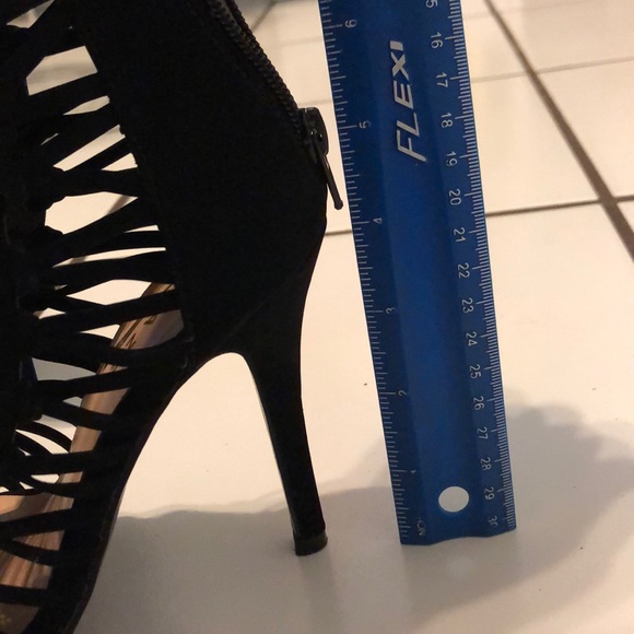 Black heels - Picture 3 of 5
